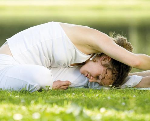 Une personne fait du yoga