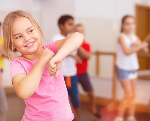 Petite fille qui danse