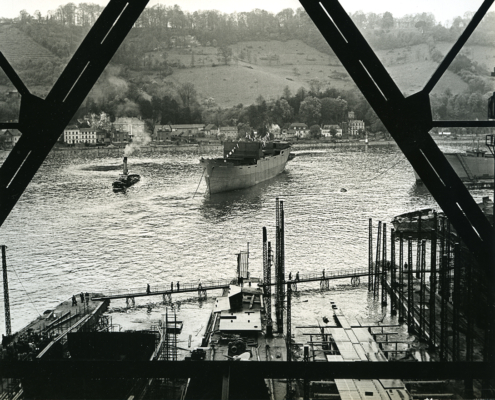 Un bateau entre dans les chantiers navals à Grand Quevilly