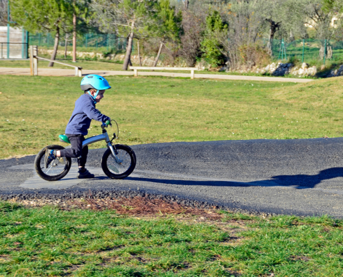 un enfant sur une draisienne