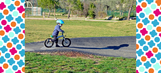 un enfant sur une draisienne