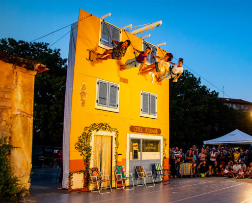 Les Josianes accrochés sur la façade d'immeuble jouent leur spectacle