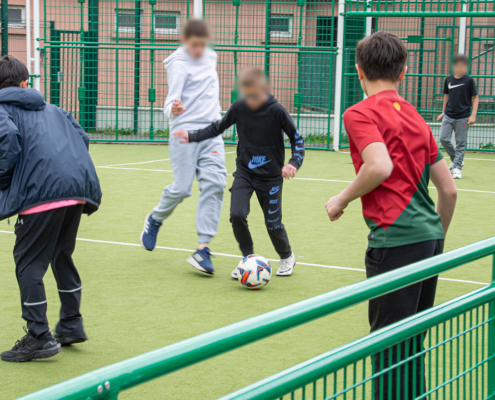 Des jeunes jouant au foot