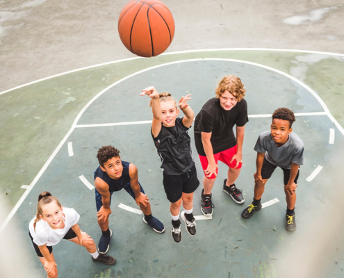 Des enfants jouent au basket