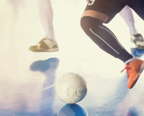 Des gens jouant au futsal