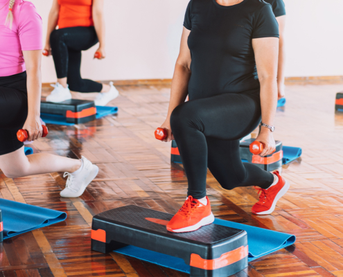 Des personnes qui pratiquent le step