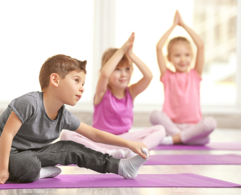 Des enfants qui font de la gym